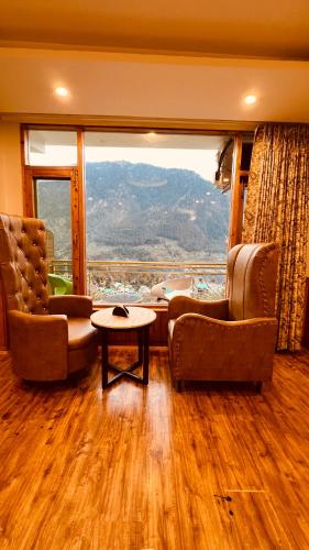 Hotel Old Smugglers with Balcony mountain view AC Hot and Cold Near to Hadimba Temple – Manali, PA