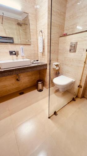 Hotel Old Smugglers with Balcony mountain view AC Hot and Cold Near to Hadimba Temple – Manali, PA