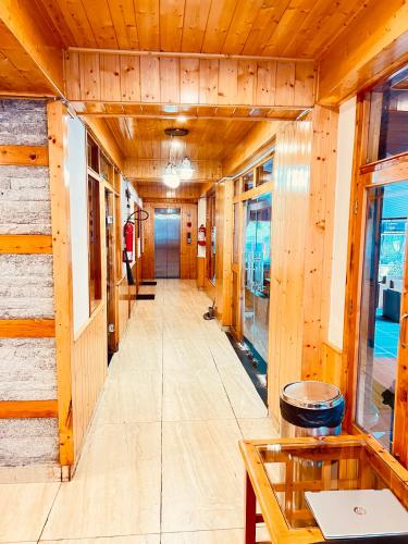 Hotel Old Smugglers with Balcony mountain view AC Hot and Cold Near to Hadimba Temple – Manali, PA