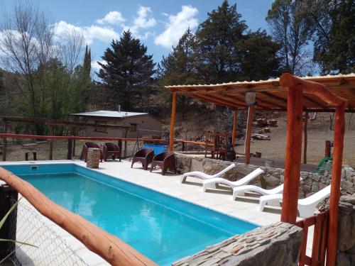 Peldbaseins, Cabanas "La Quimera" in Eldurazno