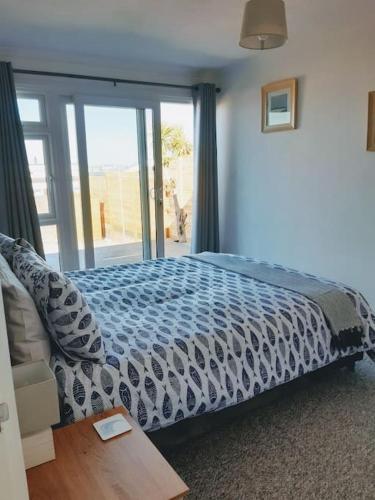 The Getaway - Modern 2 Bedroom Brixham Bungalow with sea peeps