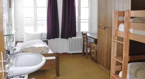 1 twin bed, 2 bunk beds