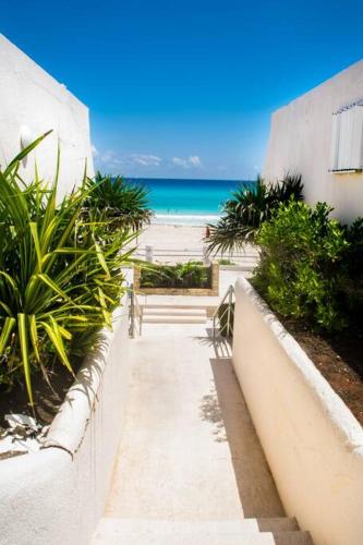 Ocean front Villa Marlin, best location in hotel zone #109, Cancún (foto 4)