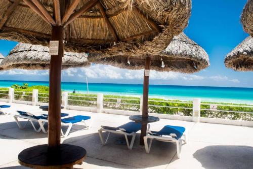Ocean front Villa Marlin, best location in hotel zone #109, Cancún (foto 9)