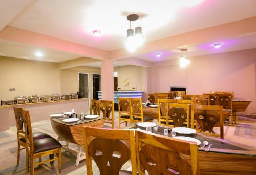 Hotel Old Smugglers with Balcony mountain view AC Hot and Cold Near to Hadimba Temple – Manali, PA