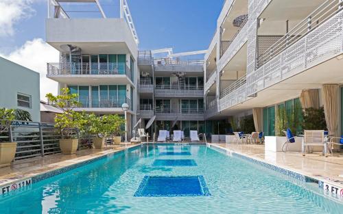 Luxury Suite with Jacuzzi 3 min walk to beach
