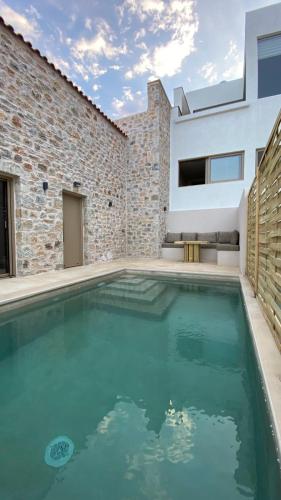 Mani Luxury Suites and Studios in Gytheio with Private Pools