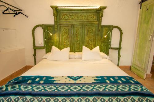1 queen bed, 1 sofa bed