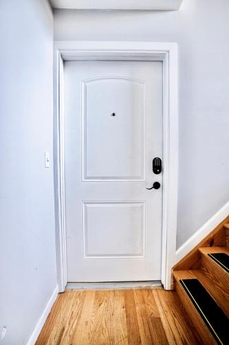 Urban Oasis Spacious 3BR 2BA Patio Oasis Near NYC EWR American Dream Mall