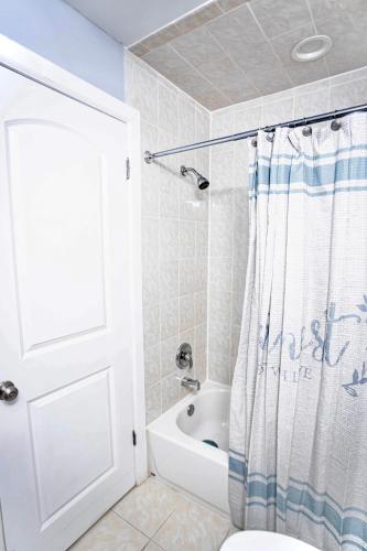 Urban Oasis Spacious 3BR 2BA Patio Oasis Near NYC EWR American Dream Mall