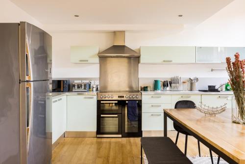 The Clapham Dream - Captivating 3BDR with Garden & Parking