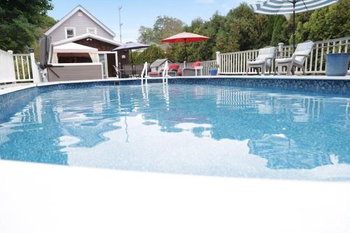 Jamestown: Family Friendly Cottage Getaway In Town W/Pool and Hot Tub - Jamestown