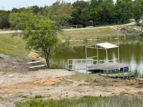 Apkārtne, Field House on Lake Godstone in Džeksboro (TX)