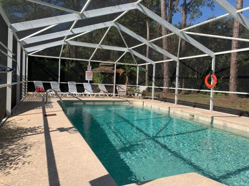 Swimming pool, Nature Coast Inn & Cottages in Inglis (FL)