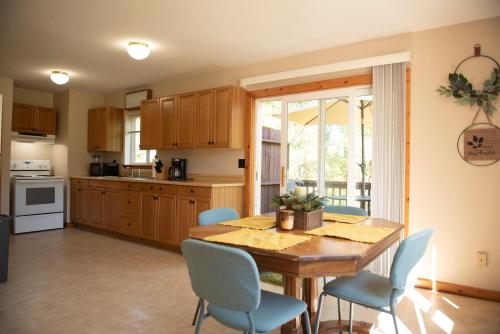 ห้องครัว, Biker Hiker friendly 3 bedroom by Strouds Run State Park in เอเธนส์ (OH)