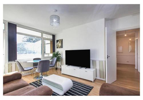 2 Bedroom Newly Refurbished Apartment Available 5