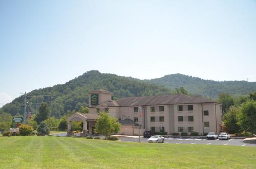 入口, 大煙山旅館&套房汽車旅館 (Smoky Mountain Inn & Suites) in 切羅基 (NC)