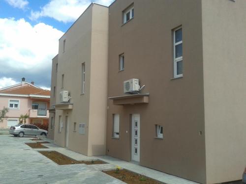 4 bedroom apartment with 3 bathrooms and private parking - Apartments Orange - main image