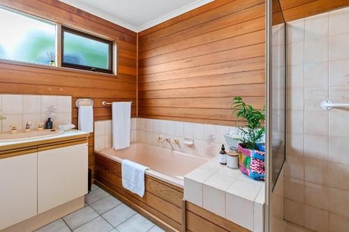 Blairgowrie Beach Bungalow - Tap to explore photos