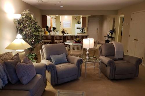 Foothill's Luxury 2BDR Ground Floor Condo in 1000 Hill's - image 7