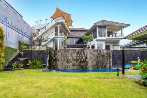 Eight-Bedroom Villa with Private Pool image 3