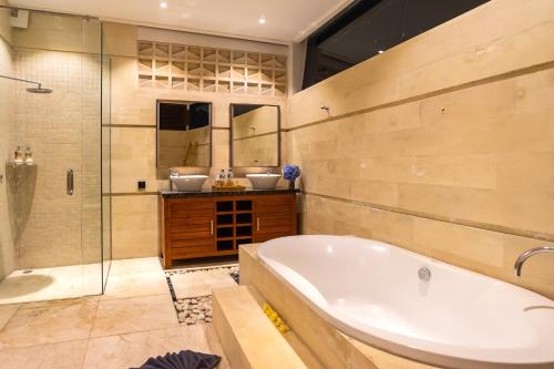 Eight-Bedroom Villa with Private Pool image 4