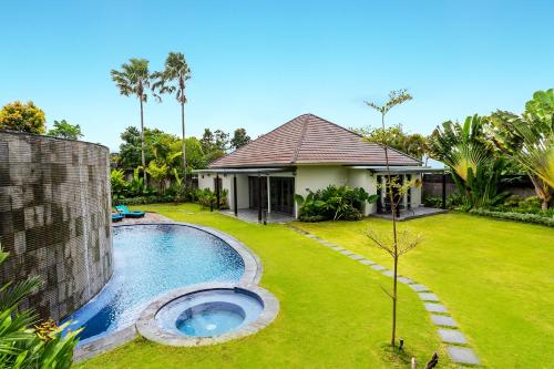Eight-Bedroom Villa with Private Pool image 6
