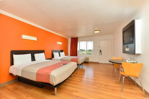 Motel 6-Vista CA - main image