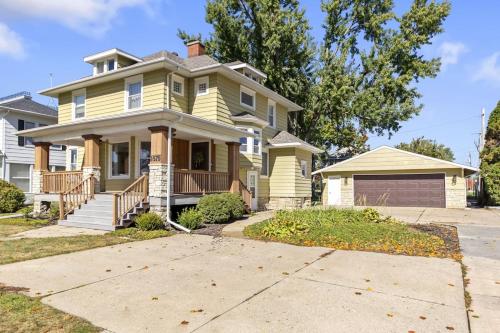 Pet-friendly 4 BD Historic Charmer at Marion Uptown in Marion (IA)