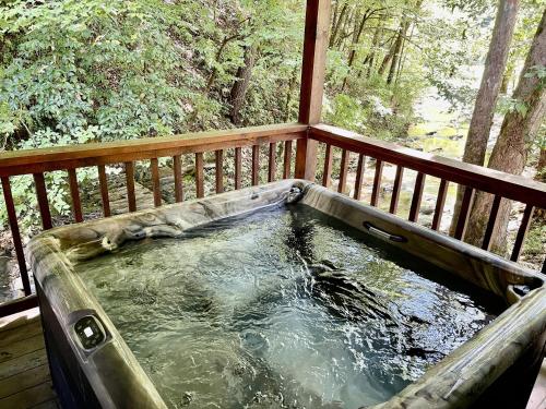 Creekside cabin in Townsend, USA