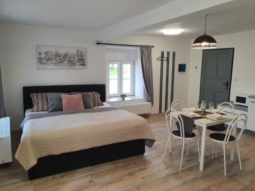 2 bedrooms, 3 beds