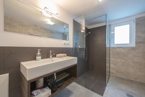 Panorama Residence 2min drive from the Beach in Mikrolimano