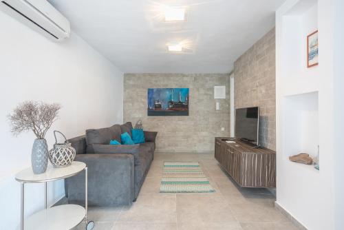 Panorama Residence 2min drive from the Beach in Mikrolimano