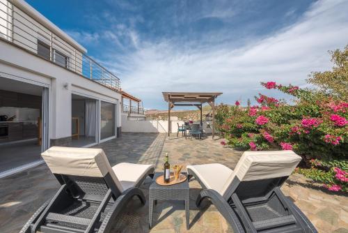 Panorama Residence 2min drive from the Beach in Mikrolimano