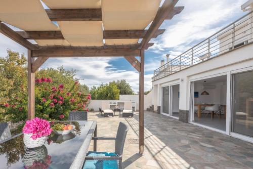 Panorama Residence 2min drive from the Beach in Mikrolimano