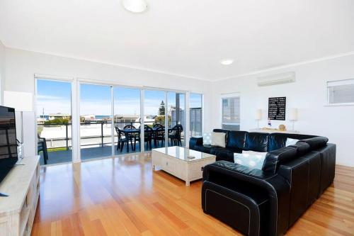 Heroes Rest - Family Beachside Living with Firepit - Clayton Bay