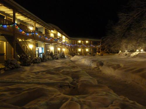 a large building with a lot of snow on top of it, Viking Motel in Wilmington (VT)