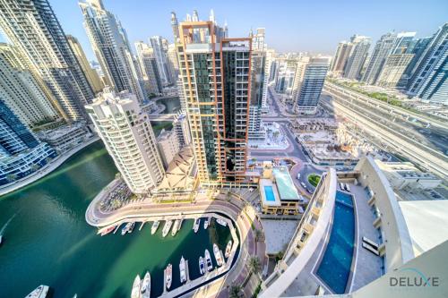 Pristine 1BR in The Address Residences Dubai Marina by Deluxe Holiday Homes, Dubái