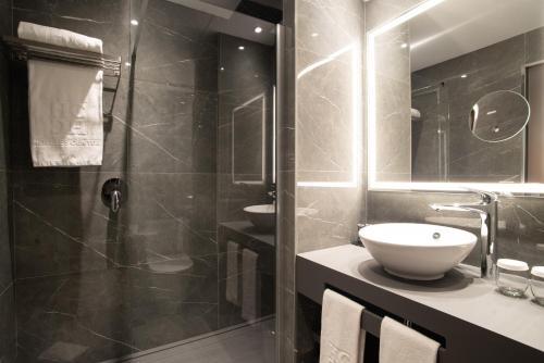 Hotel Granada Center Room Type - Double Room with Terrace Hotel Granada Center Room Type - Double Room with Terrace