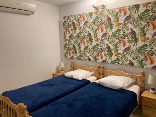 2 twin beds, 1 sofa bed