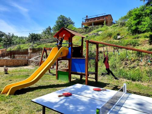 Spēļu laukums, Apartamentos rurales Alameda del Jerte in Cabezabellosa