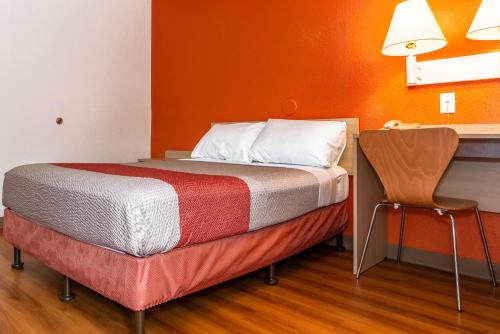 Motel 6 Palm Springs, CA - East - Palm Canyon Room Type - Double Room - Disability Access - Roll In Shower Motel 6 Palm Springs, CA - East - Palm Canyon Room Type - Double Room - Disability Access - Roll In Shower