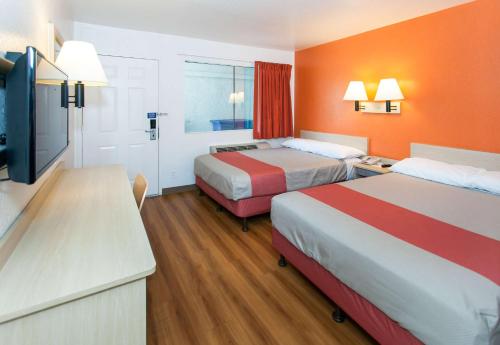 2 double beds