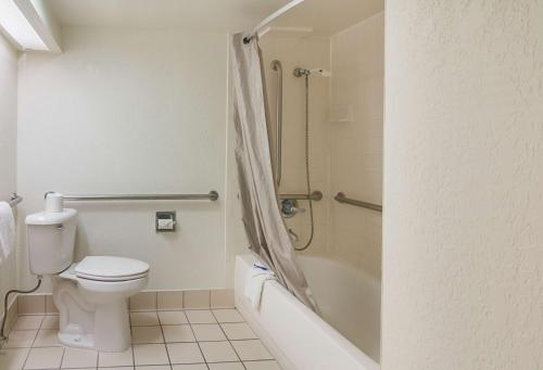 Fürdőszoba, Motel 6-Ocala, FL - Conference Center in Északnyugat-űOcala