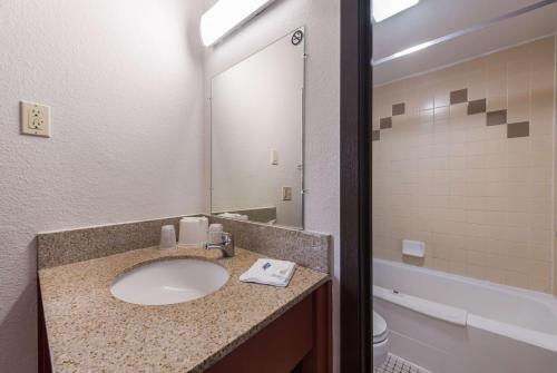 Motel 6-Saint Paul MN - I-94 - image 4
