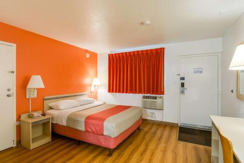 Motel 6-Schiller Park IL - Chicago O'Hare - image 7