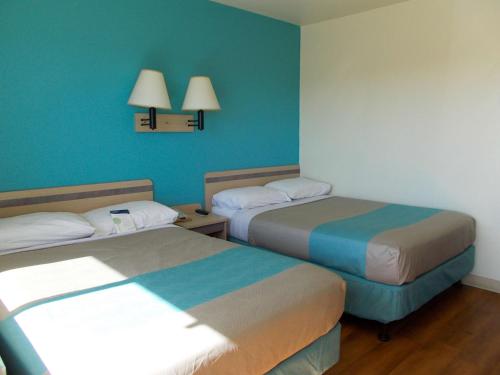 2 double beds