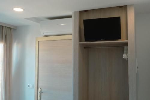 Twin Room image 6