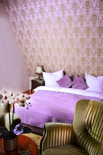 2 twin beds, 1 sofa bed