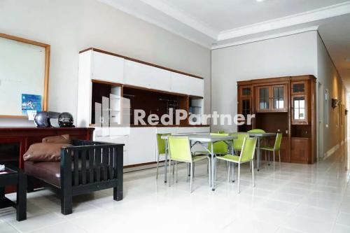 Lobby, RedDoorz @ Victory Homestay Karawaci in Binong